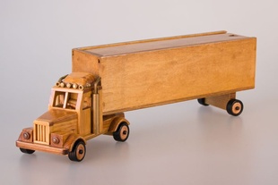 Dřevěný kamion s návěsem pro láhev