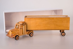 Dřevěný kamion s návěsem pro láhev