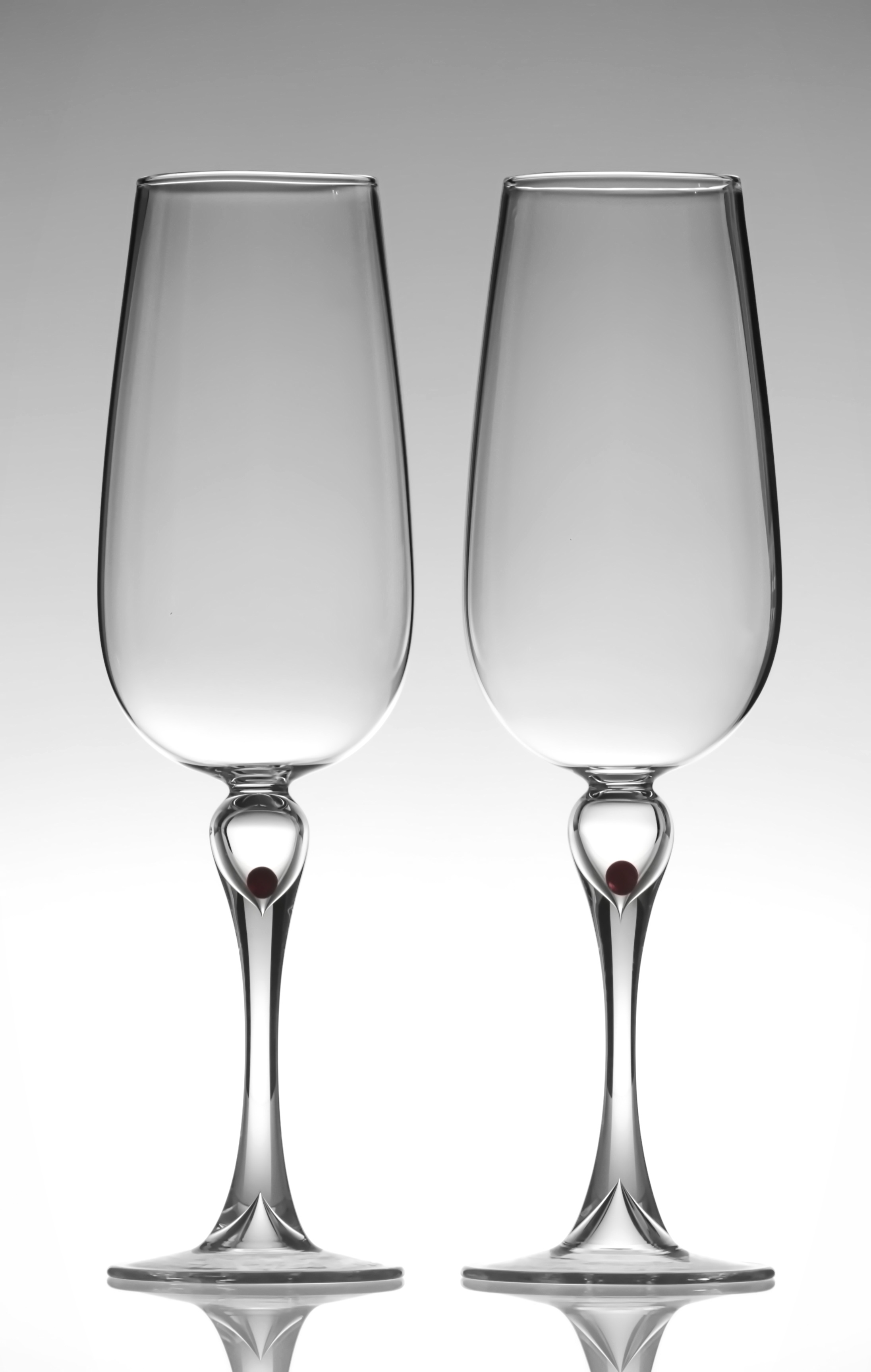 Skleničky pro novomenželé se skleněnou kuličkou v samotném srdci sklenky.