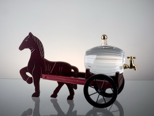 Dřevěný kůň s vozem pro skleněný sud alkoholu 0,35 ltr. v dárkové krabici