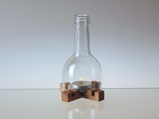 Upcyklovaný svícen SMART z lahve od vína na dubovém stojánku