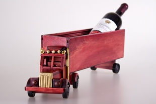 Dřevěný kamion vínového odstínu s návěsem pro uložení láhve