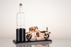 Dřevěný motocykl s lahví 0,35 ltr v pouzdře