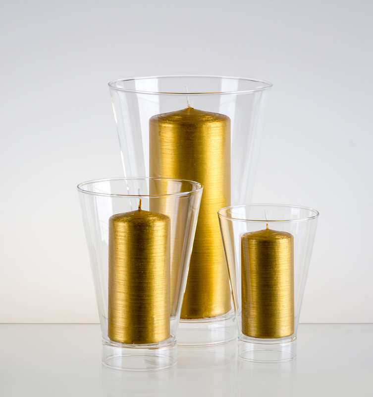 Svícen kuželovitého tvaru s posunutým dnem a se zlatou svíčkou