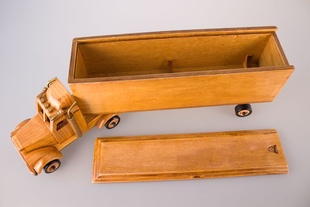 Dřevěný kamion s návěsem pro láhev