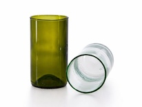 Sada deseti sklenek z lahví od vína s atypickými estetickými rysy