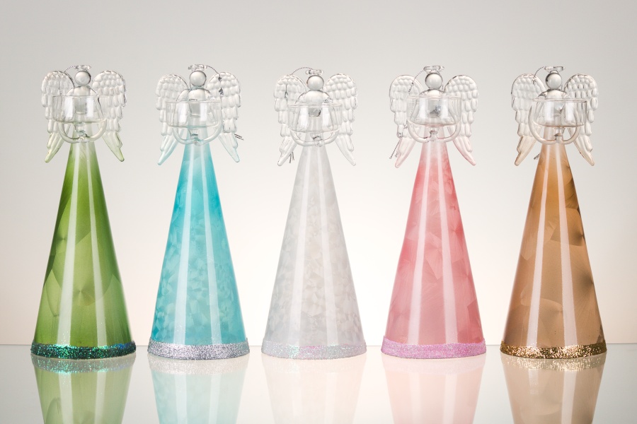 Anděl v zimním šatu s miskou pro čajovou svíčku