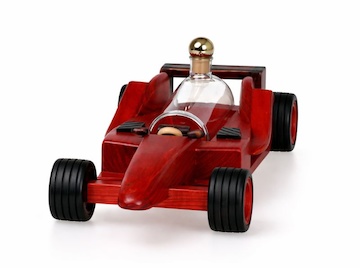 Formule - dřevěné auto s láhví