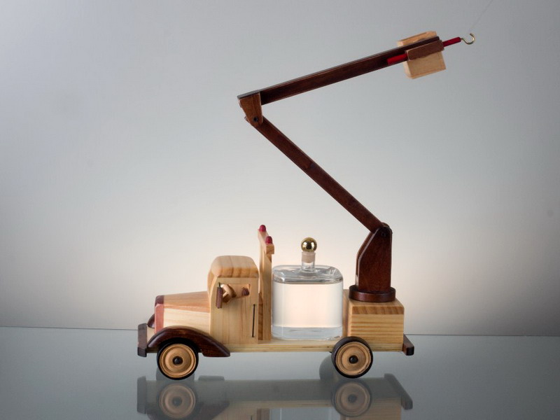 Dřevěný vůz s montážní plošinou a láhví 0,35 ltr. v dárkové krabici