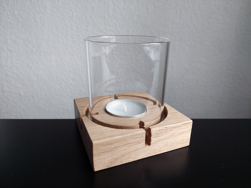 Svícen hladký válec průměr 70 na dubové kvádrové podstavě