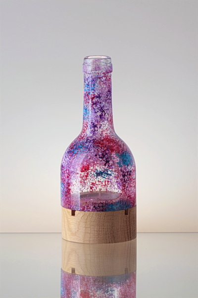 Svícen víno na dubové válcové podstavě velikost SMART s abstraktní malbou
