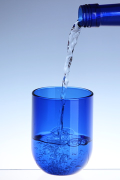 Modrá sklenička BLUE z exkluzivní lahve od vína výšky 95 mm