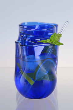 Modrá sklenička BLUE organického tvaru výšky 95 mm