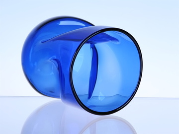 Modrá Cool sklenička z lahve od vína s tvarovaným dekorem - nevšední design