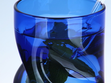 Modrá Cool sklenička z lahve od vína s tvarovaným dekorem - detail 
