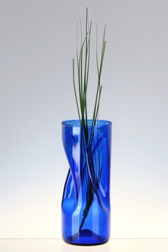 Cool váza z láhve od vína - barva modrá - minimalistické aranžmá 