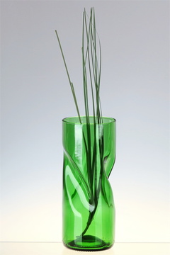 Cool váza z láhve od vína - barva světle zelená - minimalistické aranžmá 