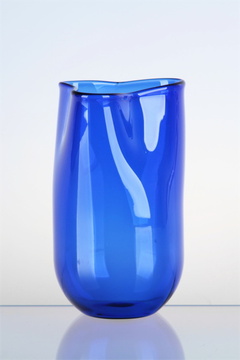 Modrá sklenička BLUE organického tvaru výšky 130 ± 5 mm