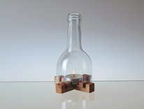 Upcyklovaný svícen SMART z lahve od vína na dubovém stojánku - čirý / dub olej