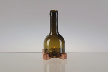 Upcyklovaný svícen SMART z lahve od vína na dubovém stojánku - zelený / dub (olej)
