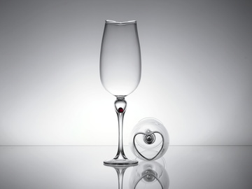 Sklenička na víno HeartBead se skleněnou kuličkou v samotném srdci skleničky o průměru 65 mm