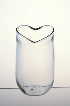 Sklenička z lahve od vína WINELOVE s šikmým dnem a okrajem ve tvaru srdce - výška 130 ± 5 mm - čirá