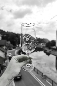 Sklenička HeartBead s okrajem ve tvaru srdce se svatebním pískováním 