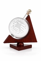 Láhev jako Glóbus 0,50 ltr., pískované logo na přání, dřevěný stojan