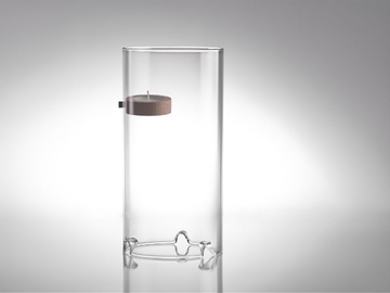 Levitující svícen FlyCandle - jeden dubový kalíšek s magnetem