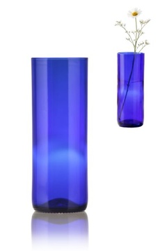 Modrá váza z lahve od vína