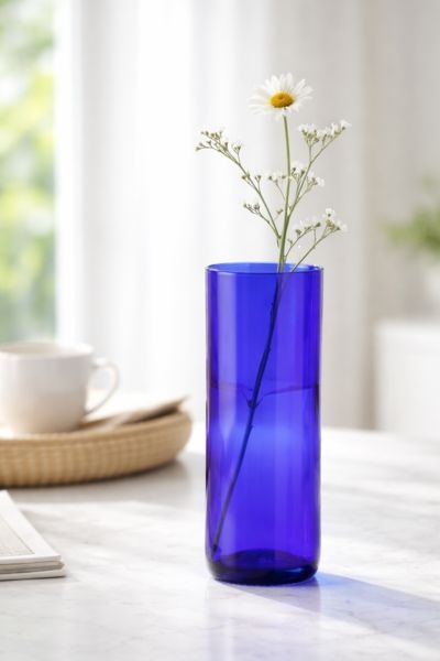 Modrá váza z lahve od vína - světlý interiér