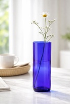 Modrá váza z lahve od vína - světlý interiér