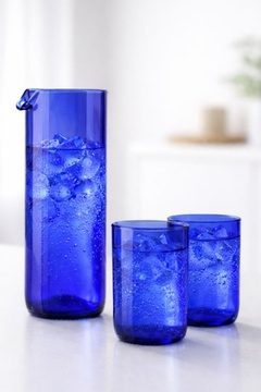 Modrá karafa z lahve od vína 0,6 l a sklenky modré UNIVERSAL 0,3 l