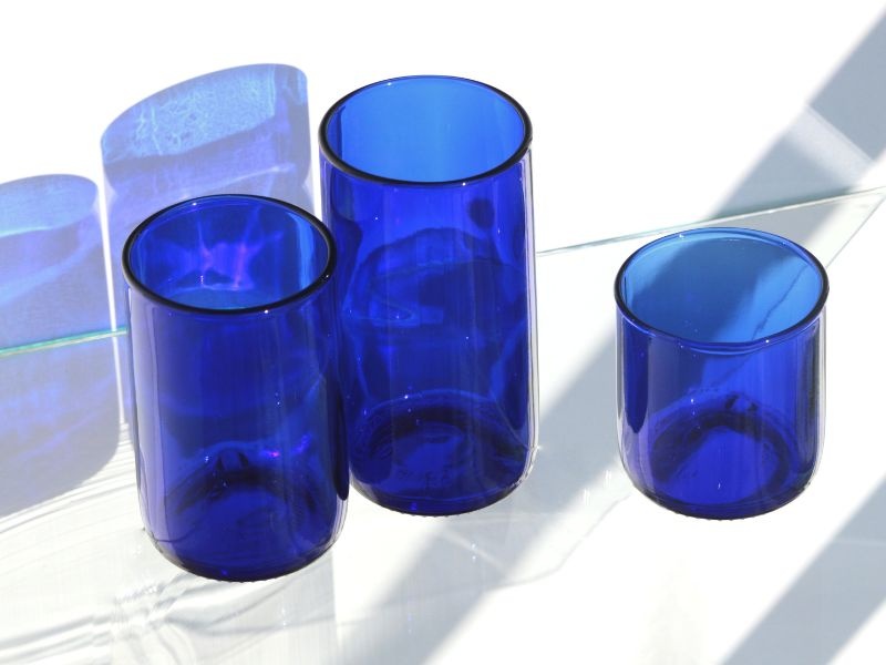 Modrá sklenka UNIVERSAL z lahve od vína 