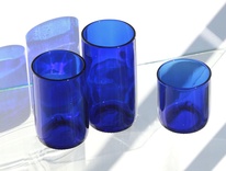 Modrá sklenka UNIVERSAL z lahve od vína 