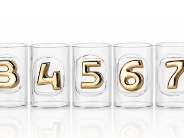 Odlivky se zlatými čísly v lůžku - detail