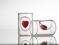 Skleněná odlivka výšky 50 mm, červené srdíčko v lůžku