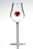 Pohárek s červeným srdíčkem v lůžku