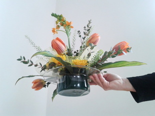 Dóza pro dekorování květinou či svíčkou uchopená v ruce