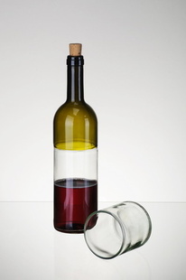 Minimalistické nápojové sklo s vínem