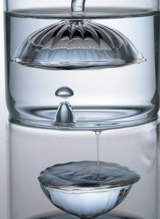 láhev Hourglass (přelévací hodiny), válcové - fontána; detail