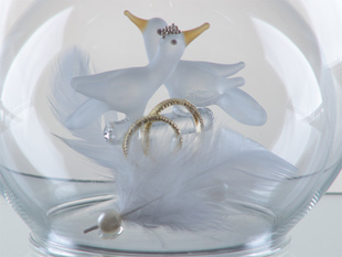 Svatební sada dárkové láhve s výdutí 0,2l holubičky a odlivek se zlatými prstýnky