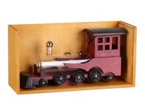 Lokomotiva ve dřevěné kazetě s láhví 0,35 ltr.